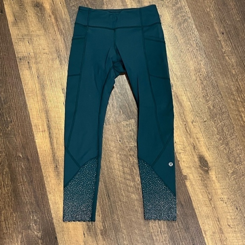 Lululemon Scallop Hem Leggings, size 4. Emerald Green, Reflective, Running